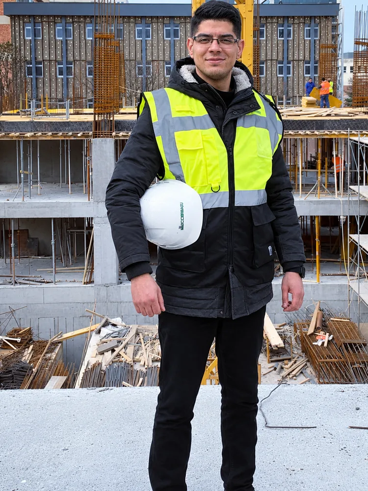 Rabie Khafifi sur un chantier, en gilet haute visibilité, le casque blanc sous le bras